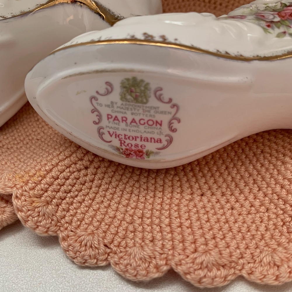 Paragon Fine China Porcelain Her Majesty Victorians Rose Pair of Shoes gold trim - Picture 6 of 8